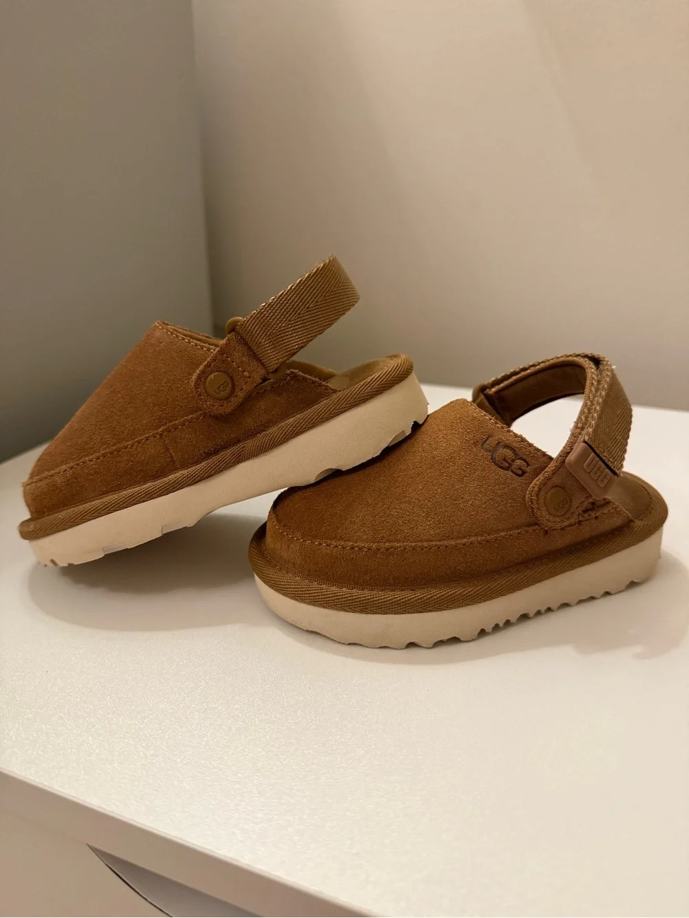 KIDS UGG Goldenstart Slingback Clog- size 6 (toddler)